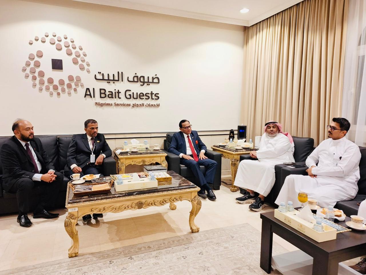 Ambassador Ameer Ajwad discusses arrangements for Sri Lankan Hajj Pilgrims with the Hajj Service Provider