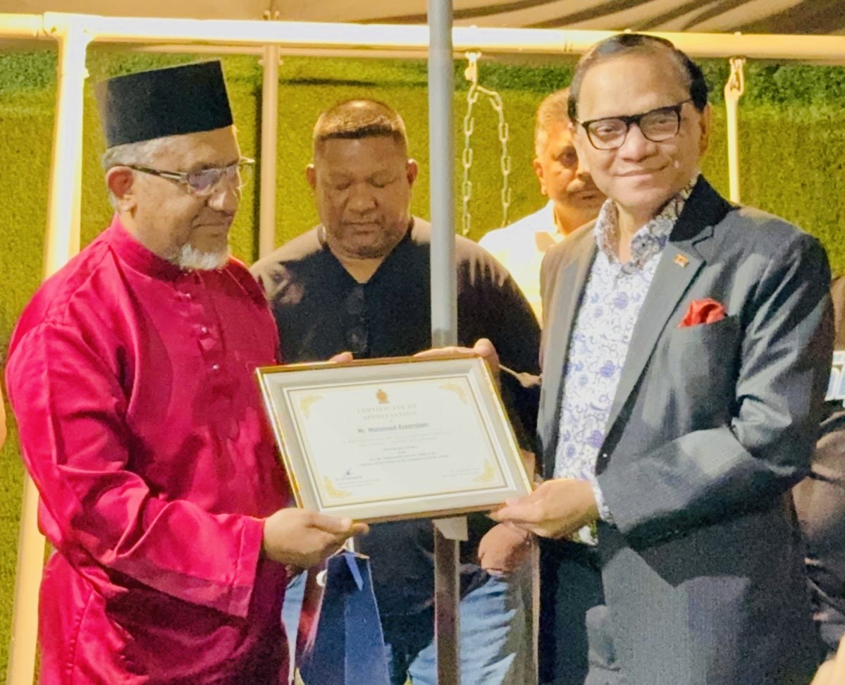 Ambassador felicitates a long-served migrant worker from Sri Lankan Malay Community in Saudi Arabia 