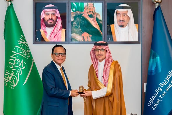Sri Lanka Ambassador Ameer Ajwad Meets with the Governor of ZATCA of Saudi Arabia – photograph/notice 1